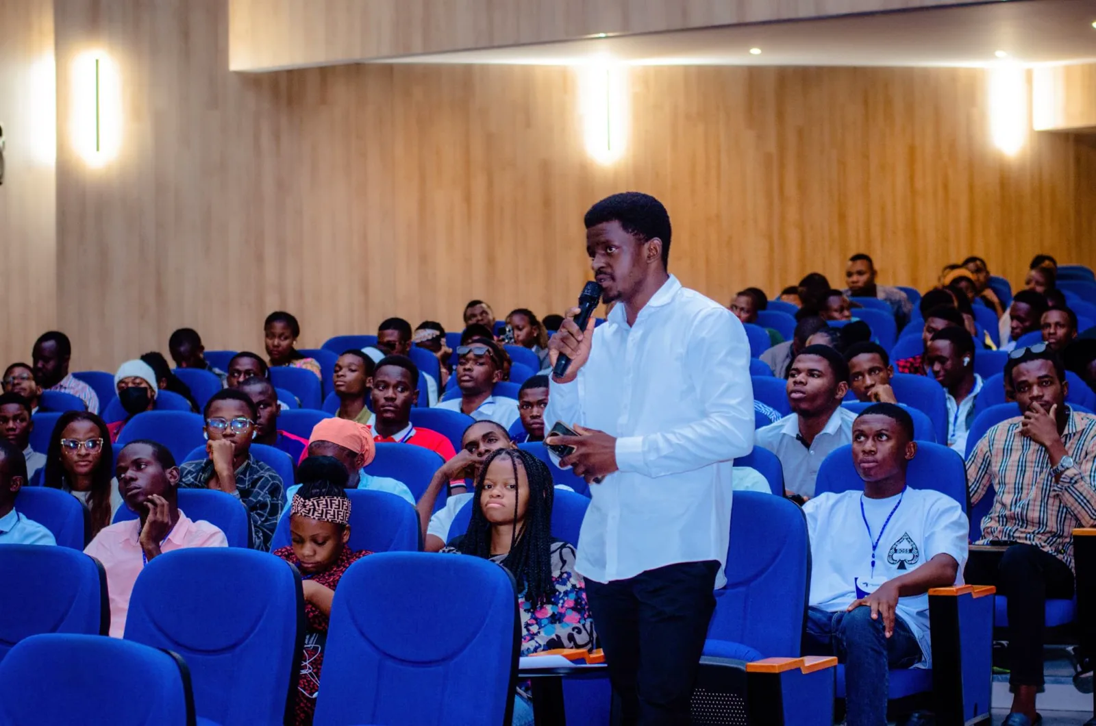 Participant prenant la parole pendant IndabaX DRC 2025
